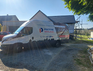 Zateplení stropu novostavby rodinného domu pomocí foukané izolace